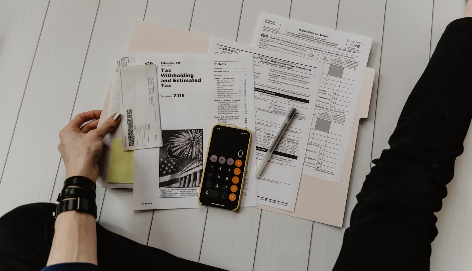 Documentos financieros con calculadora y pluma